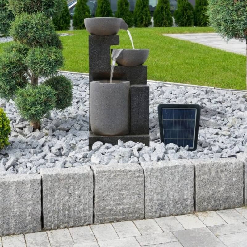 Dekorační fontána v kamenném a elegantním stylu